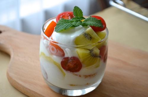 酸奶怎么吃才减肥？喝酸奶加一物排毒养颜，让女人年轻10岁
