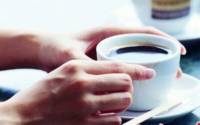 早起喝杯黑咖啡速效消肿除眼袋护肤技巧